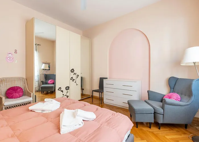 Ubaldi - 2 Stops From San Pietro Apartment *