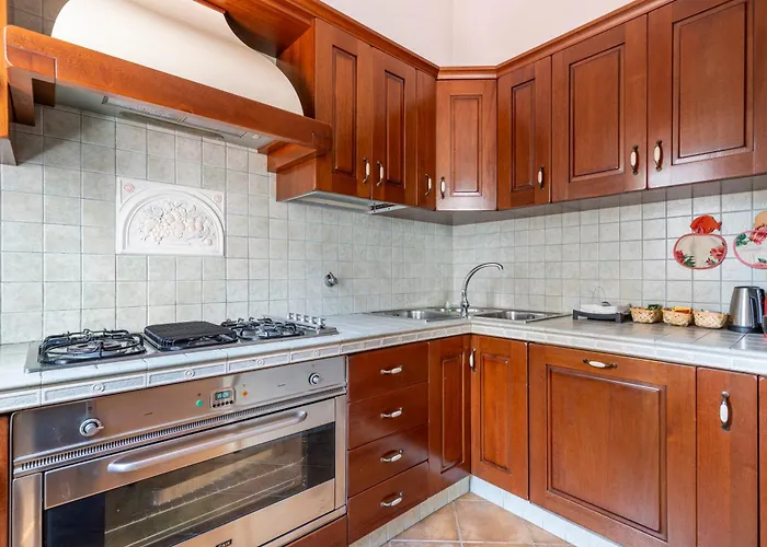 Ubaldi - 2 Stops From San Pietro Apartment