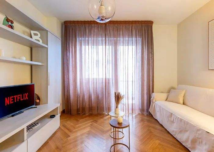 Ubaldi - 2 Stops From San Pietro Apartment *